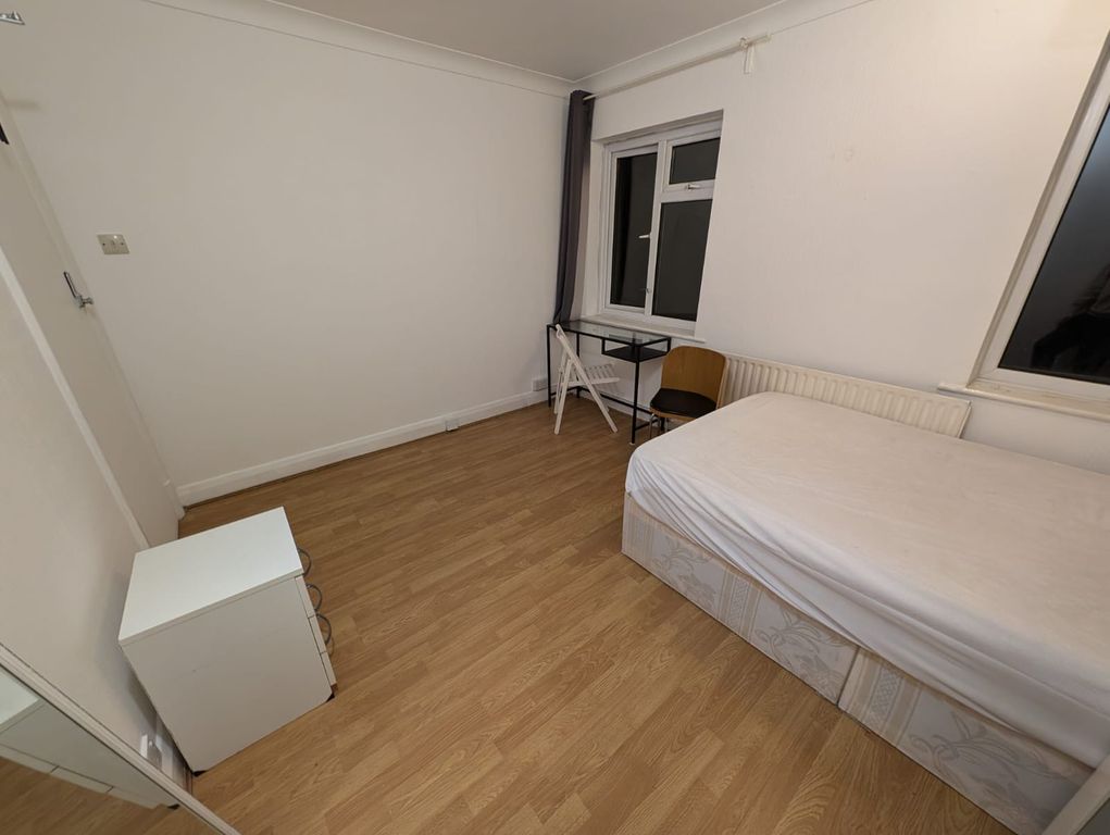 Property photo 3 of 12 Room 8- £680, Available From 05/11/2025