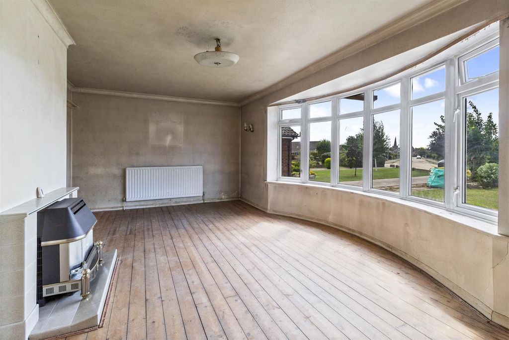 Property photo 2 of 12 60 Rusper Road-003.Jpg