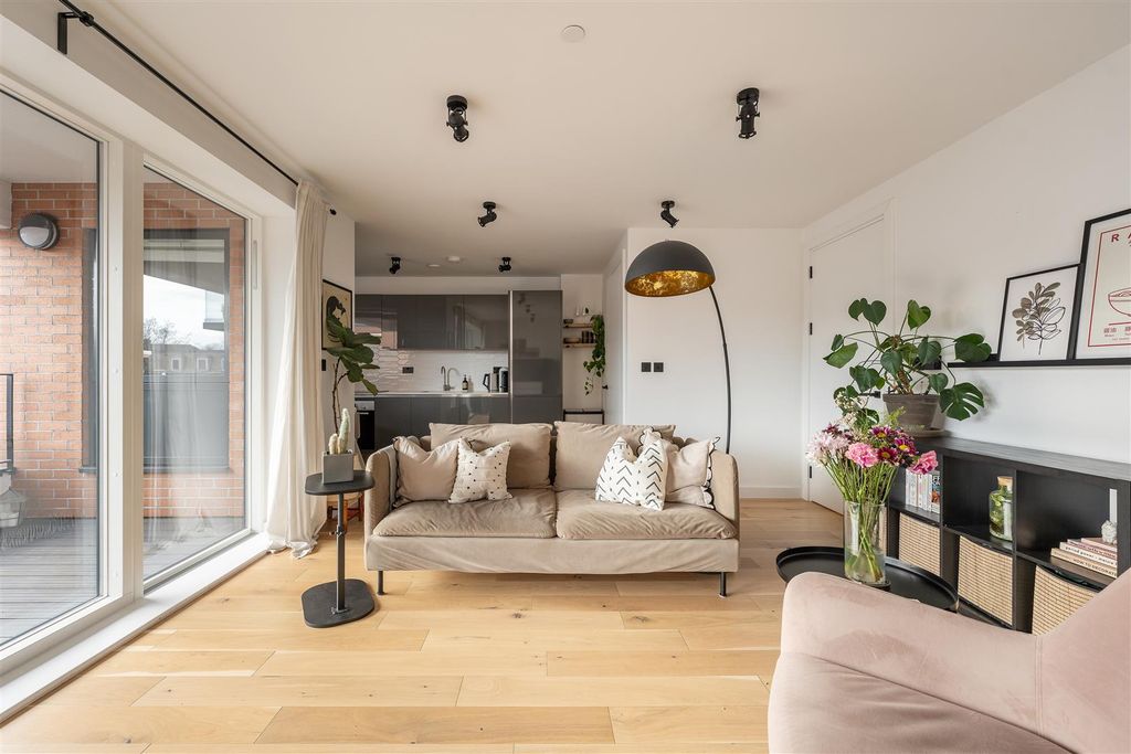 Property photo 2 of 25 Wood Street, E17