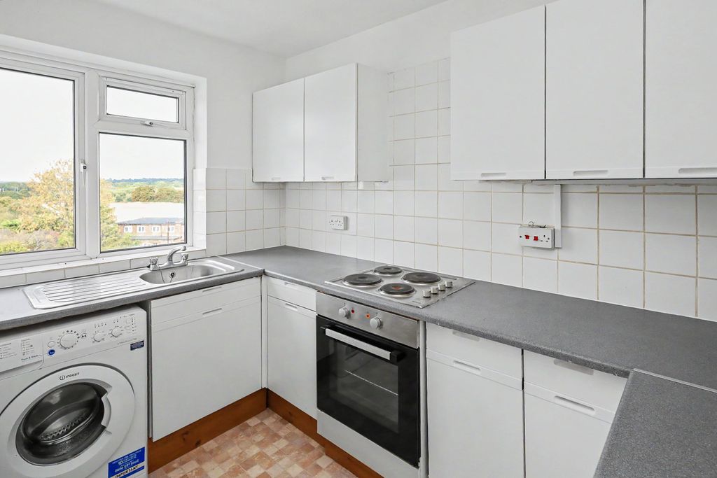 Property photo 3 of 15 28 Barnes Court, Durham Avenue, Woodford Green, Ig8 7Nj