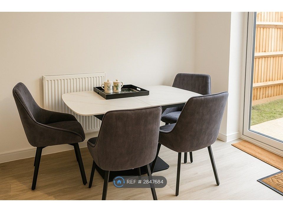Property photo 3 of 14 Dinner Room Table