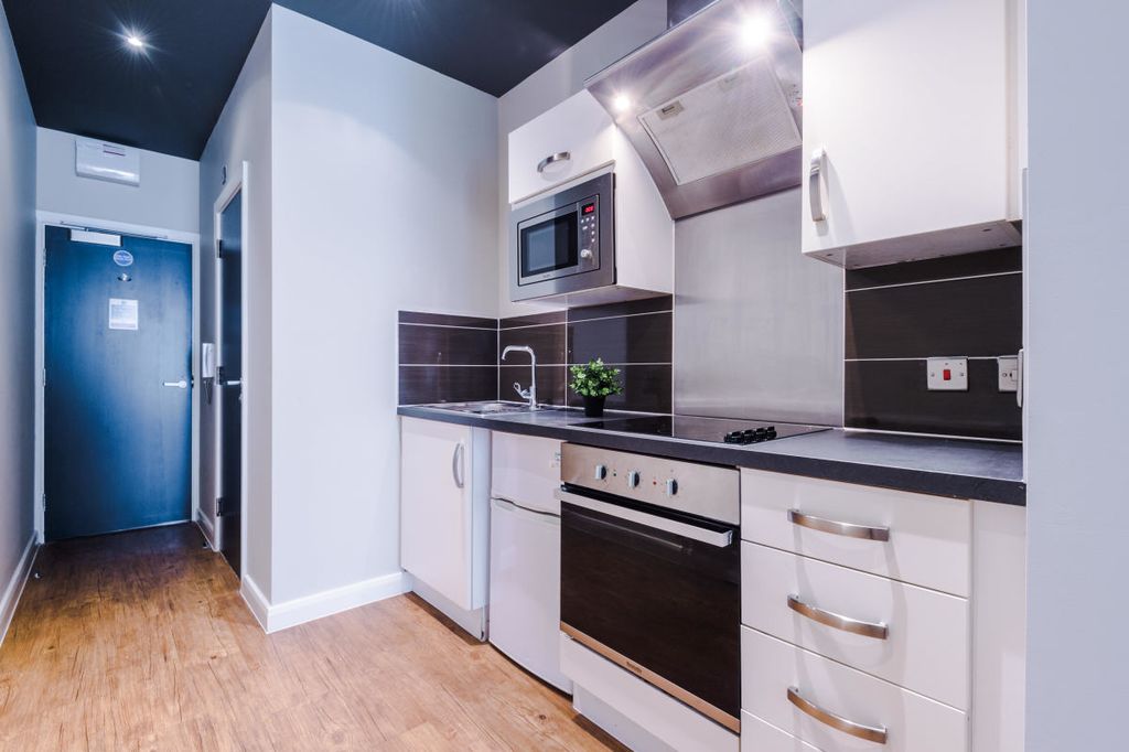 Property photo 3 of 14 Flat 4, Unw, 3