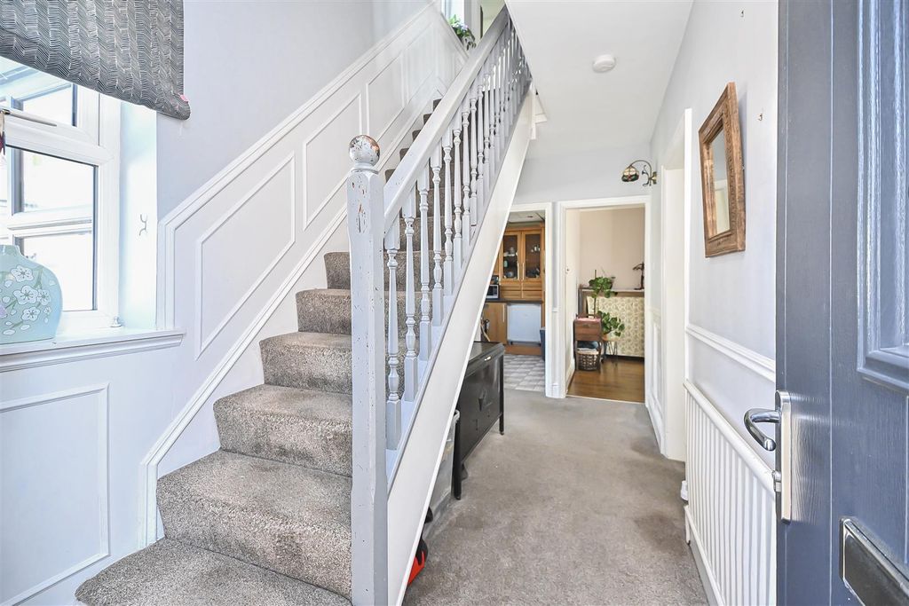 Property photo 2 of 25 10 Clovelly Avenue Entrance.Jpg