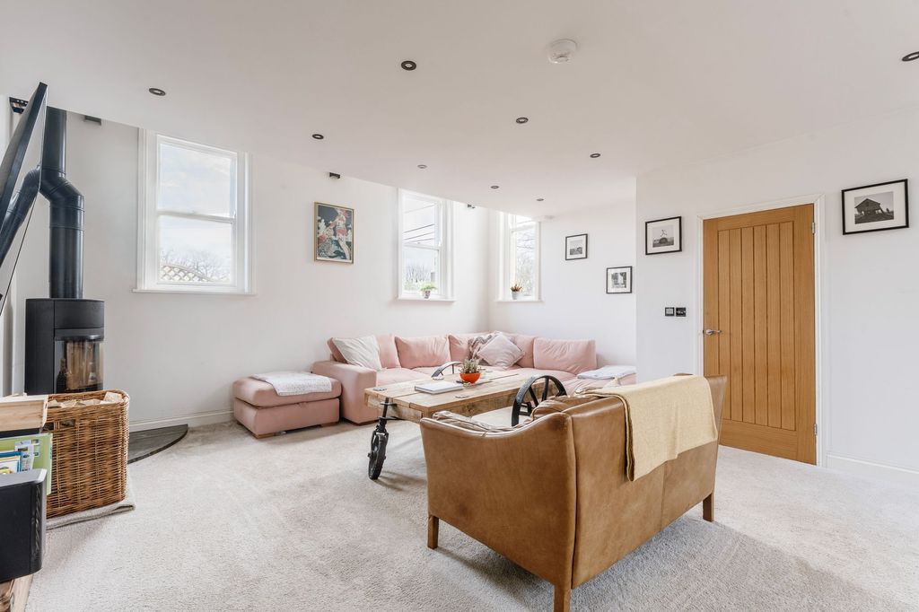 Property photo 3 of 23