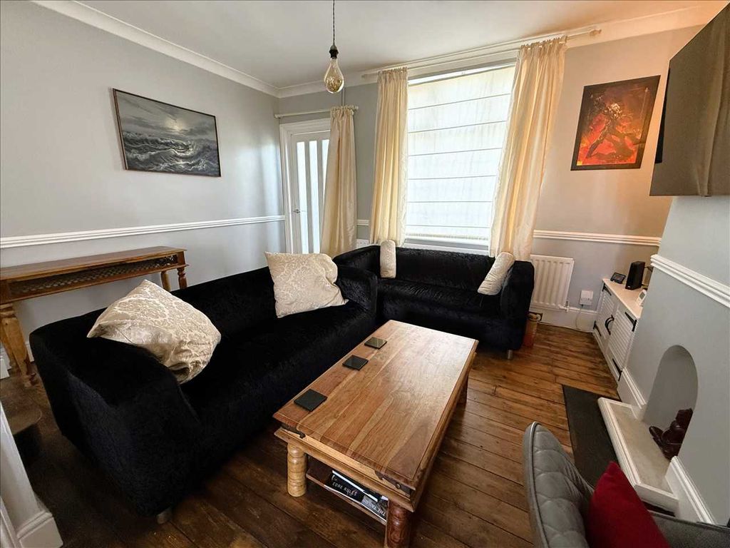 Property photo 3 of 20 Lounge