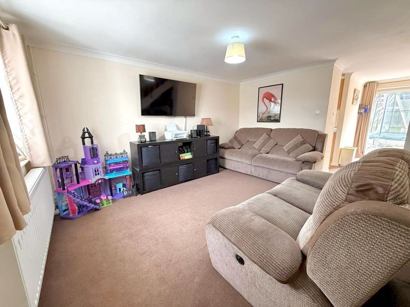 Property photo 3 of 11 Lounge