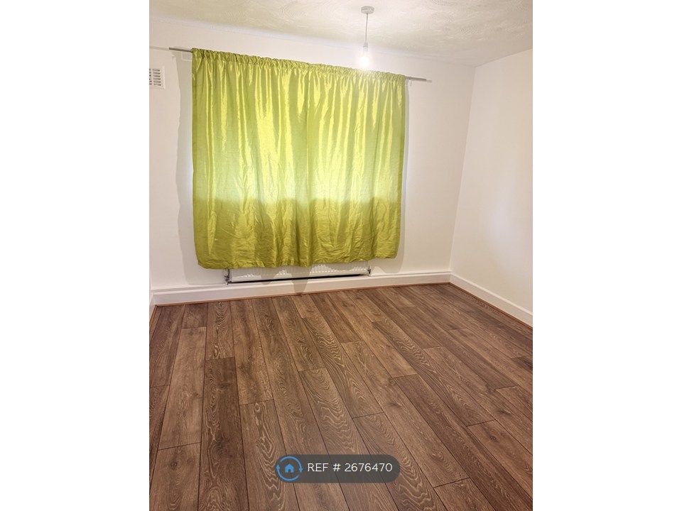 Property photo 3 of 8 Bedroom 1 - Pix 1