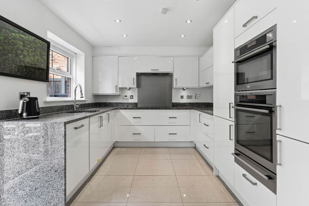 Property photo 2 of 34
