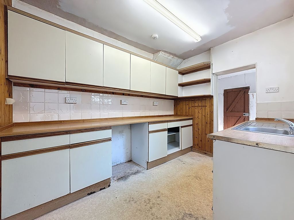 Property photo 3 of 18 Kitchen