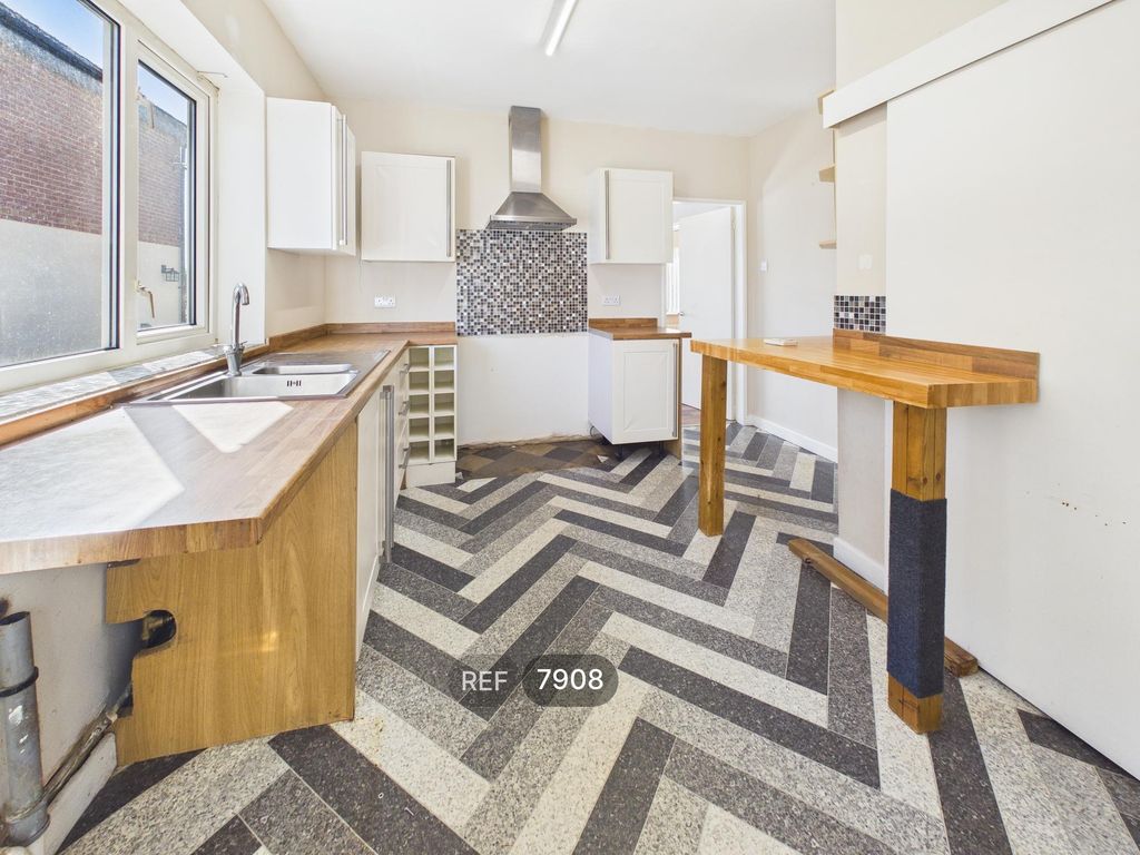 Property photo 2 of 18 Kitchen