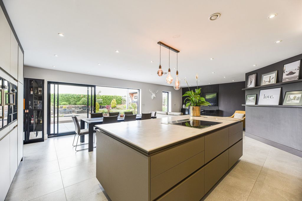 Property photo 2 of 31