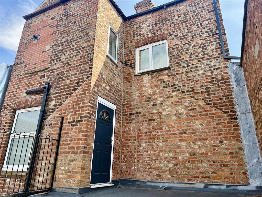 Property photo 1 of 11 Front External