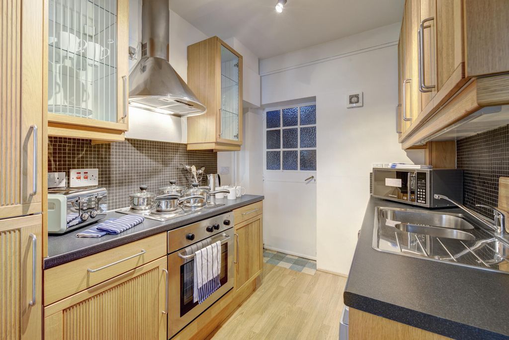 Property photo 2 of 10 Kitchen