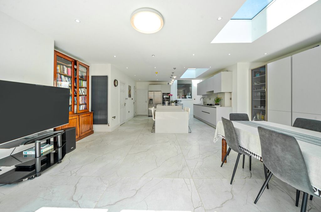 Property photo 2 of 22