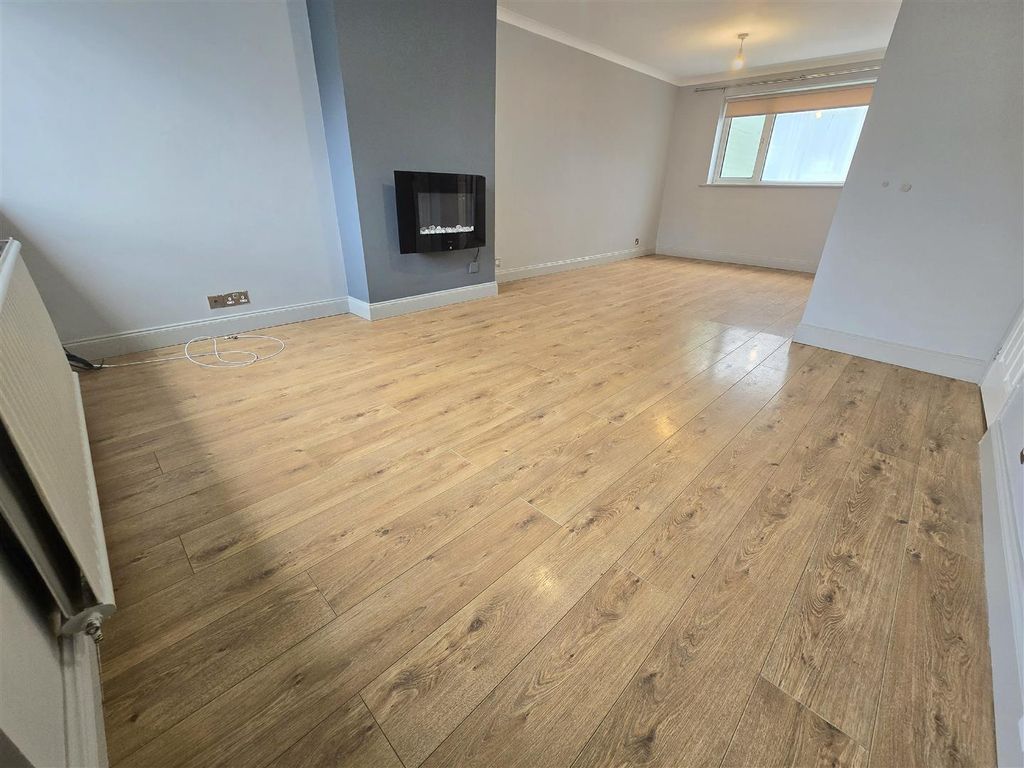 Property photo 3 of 17 Lounge