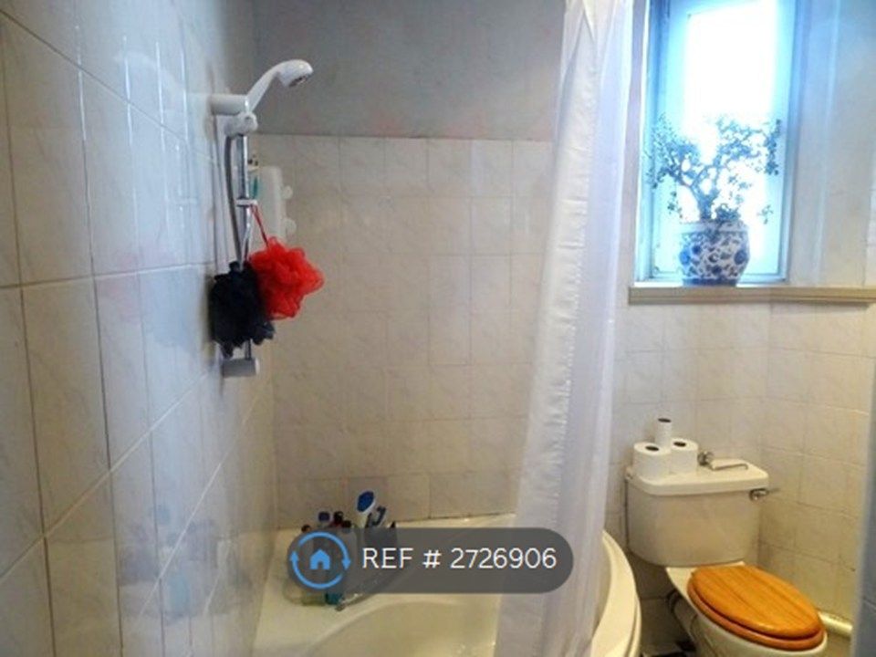 Property photo 3 of 9 Bathroom