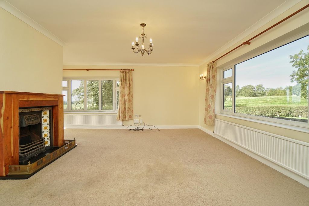 Property photo 3 of 18 Living Room