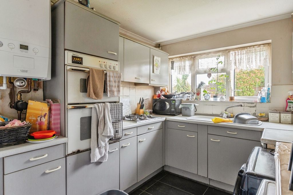 Property photo 2 of 11 Kitchen
