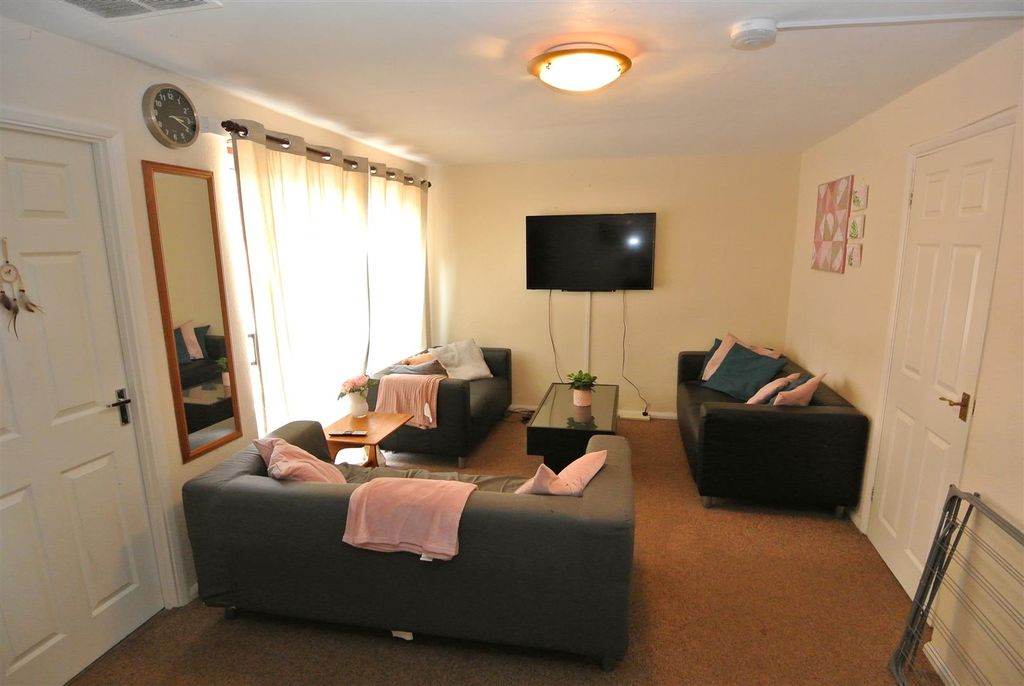 Property photo 3 of 15 Communal Living Room.Jpg