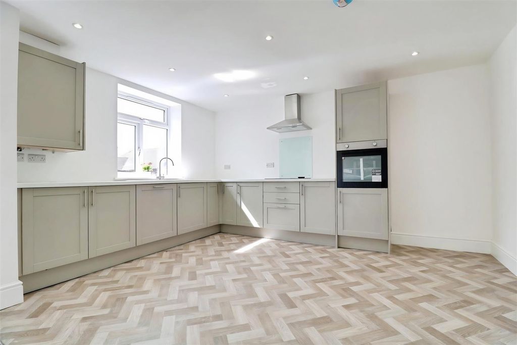 Property photo 3 of 18 77415028-2.Jpg