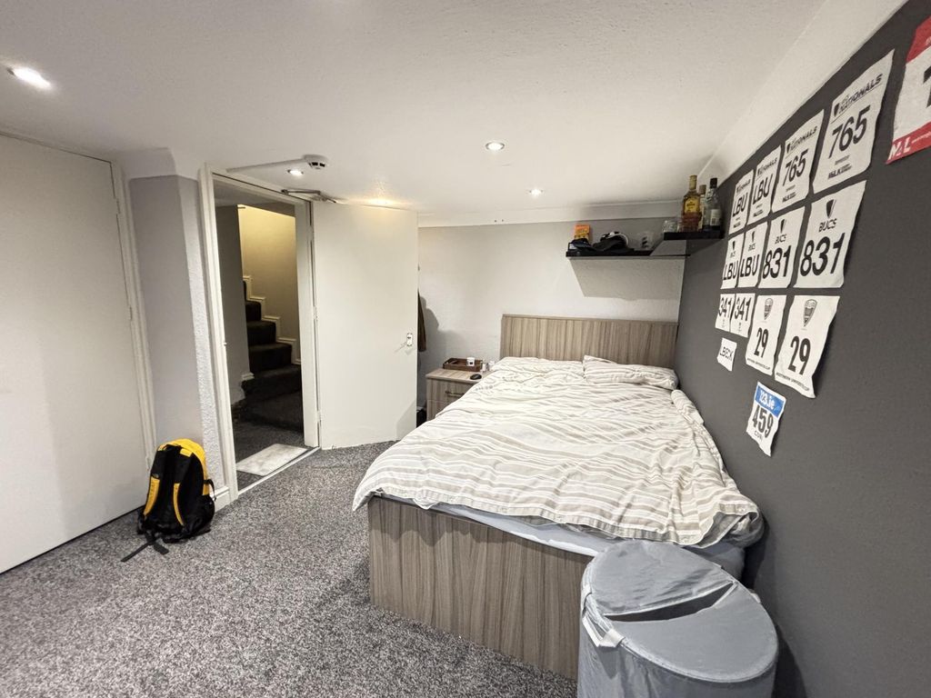 Property photo 1 of 36 Spacious Master Bedroom With A Comfortable Double ...