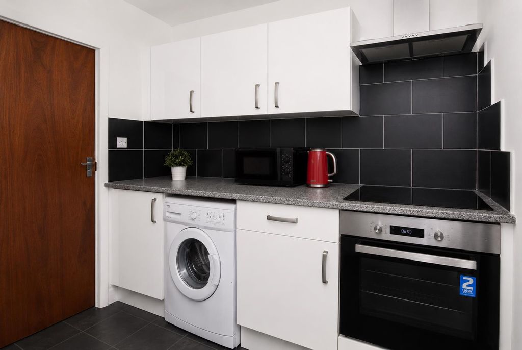 Property photo 3 of 4 15 Wolsdon F5 Kitchen.Png