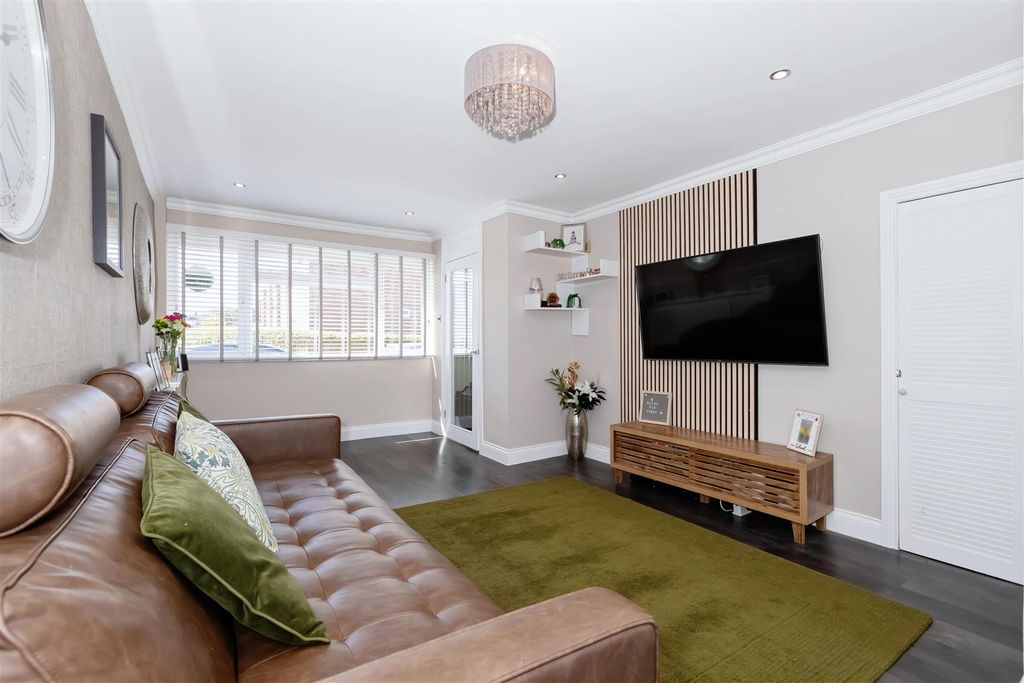 Property photo 3 of 17 Wolstenbury Rd_10.Jpg