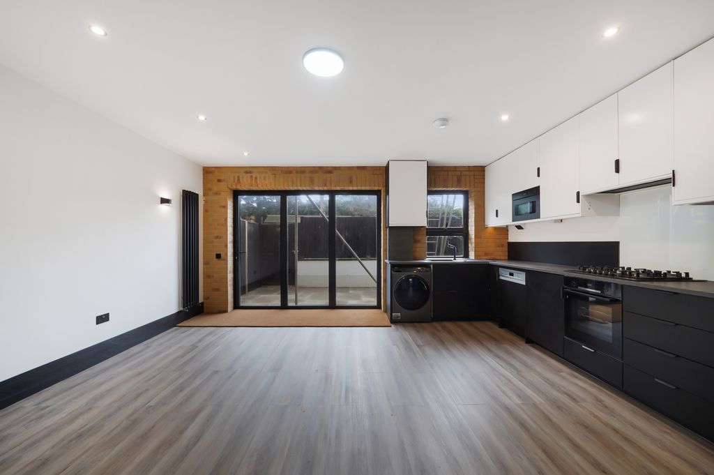 Property photo 1 of 21 2 Bedroom Flat To Rent In Banstead