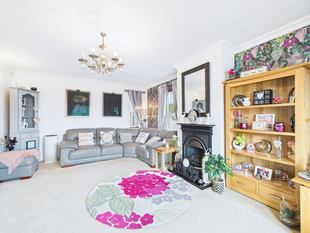 Property photo 3 of 38 Cam01909G0-Pr0354-Still001