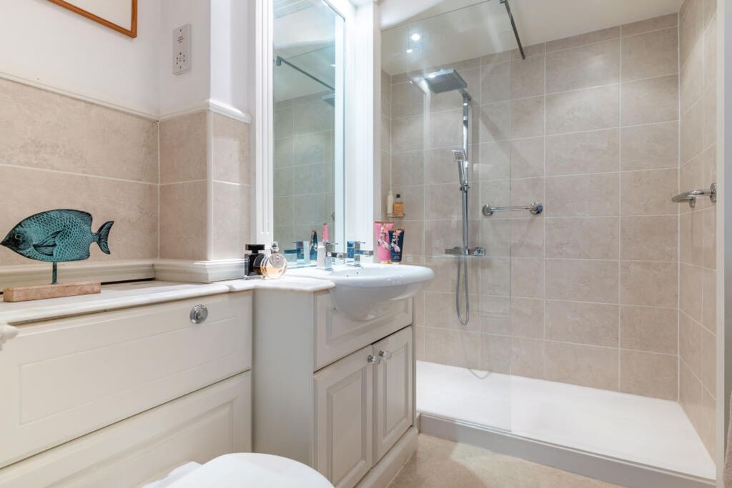 Property photo 3 of 26 Very Spacious Bathroom