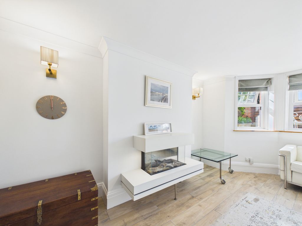 Property photo 3 of 10 Cam03519G0-Pr0504-Still003