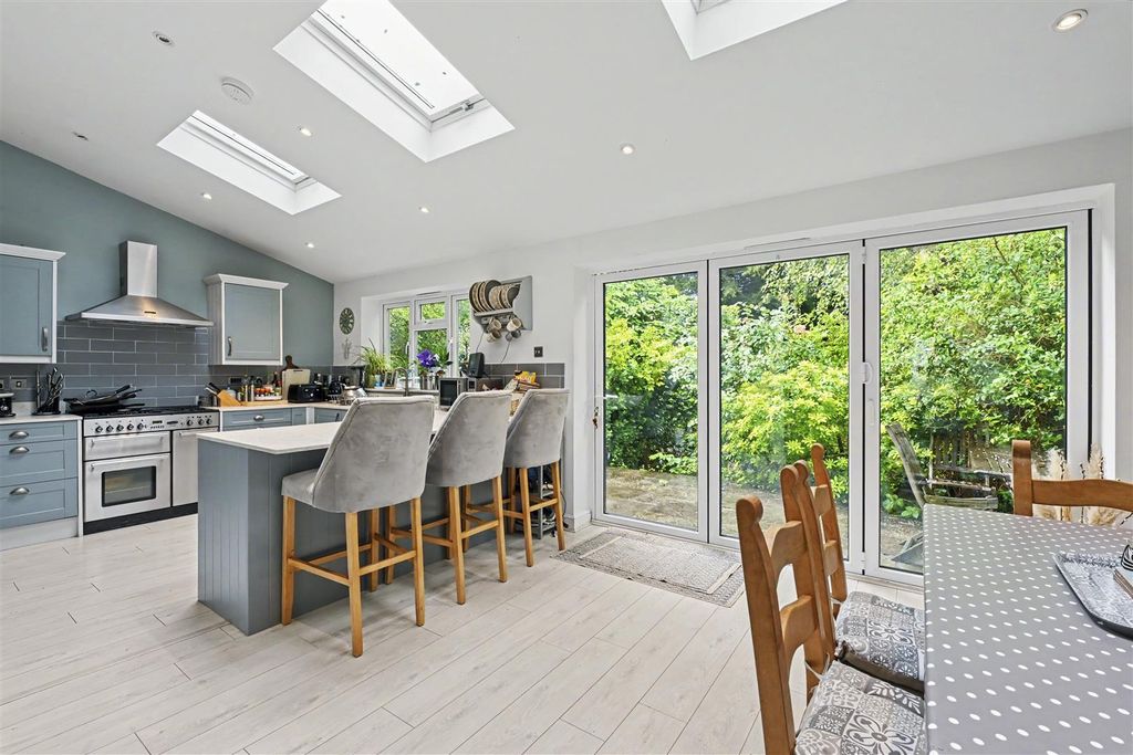 Property photo 3 of 17 16-Nicolas-Close-05.Jpg