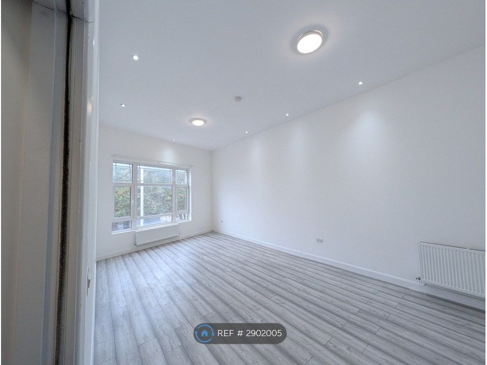 Property photo 2 of 7 Hall
