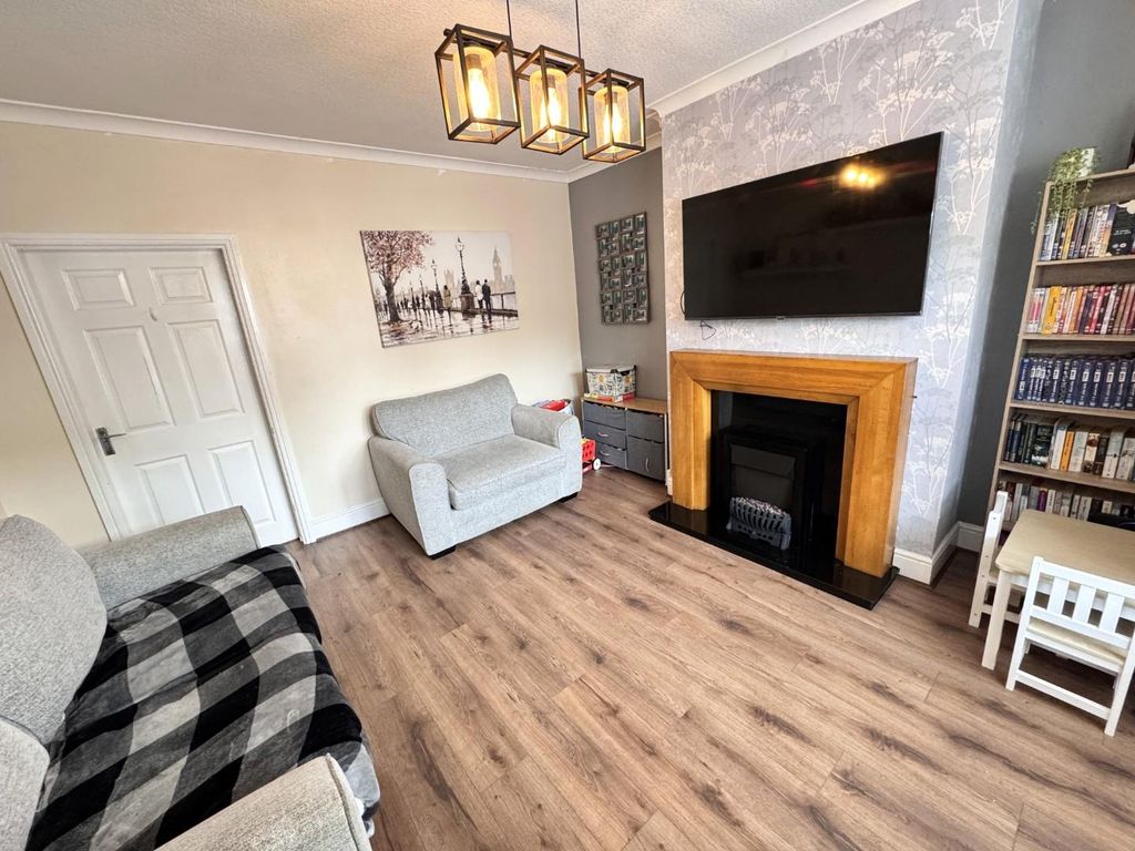 Property photo 3 of 19 Lounge