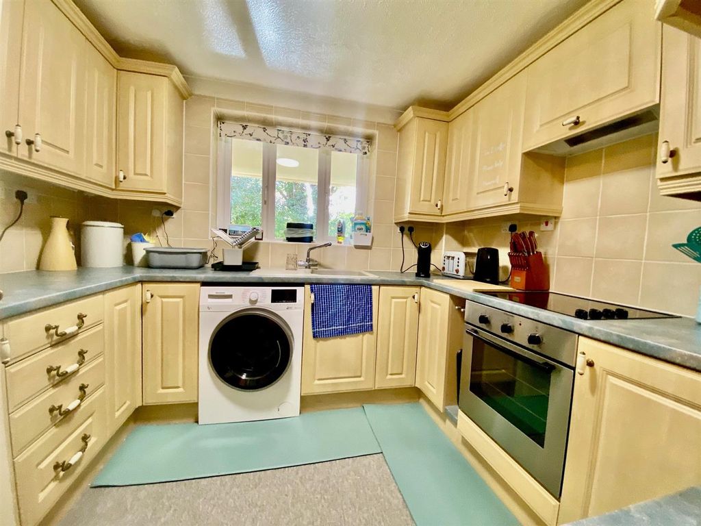 Property photo 2 of 9 Red5000.Jpg