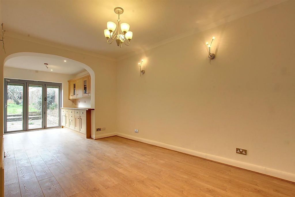 Property photo 2 of 18 Bright_Floor_Sharp_Room.Jpg