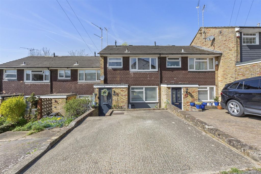 Property photo 1 of 18 Farndale Gardens-6.Jpg