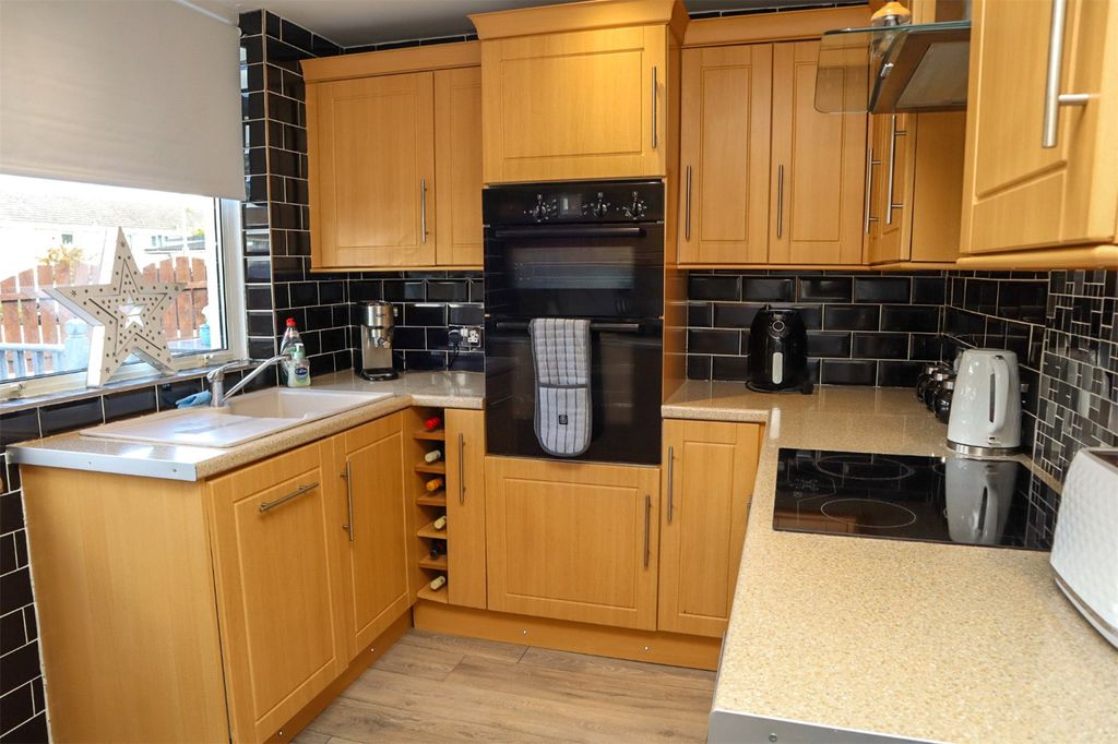 Property photo 3 of 32 Kitchen