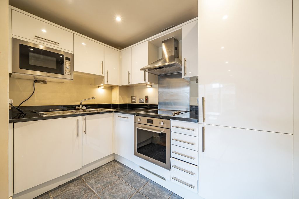 Property photo 2 of 13 1407140-12-697Ca4...