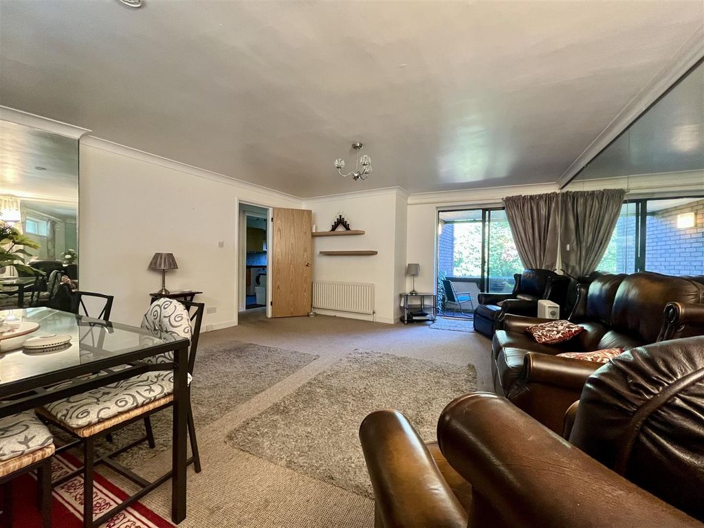 Property photo 2 of 16 Spacious Living Room