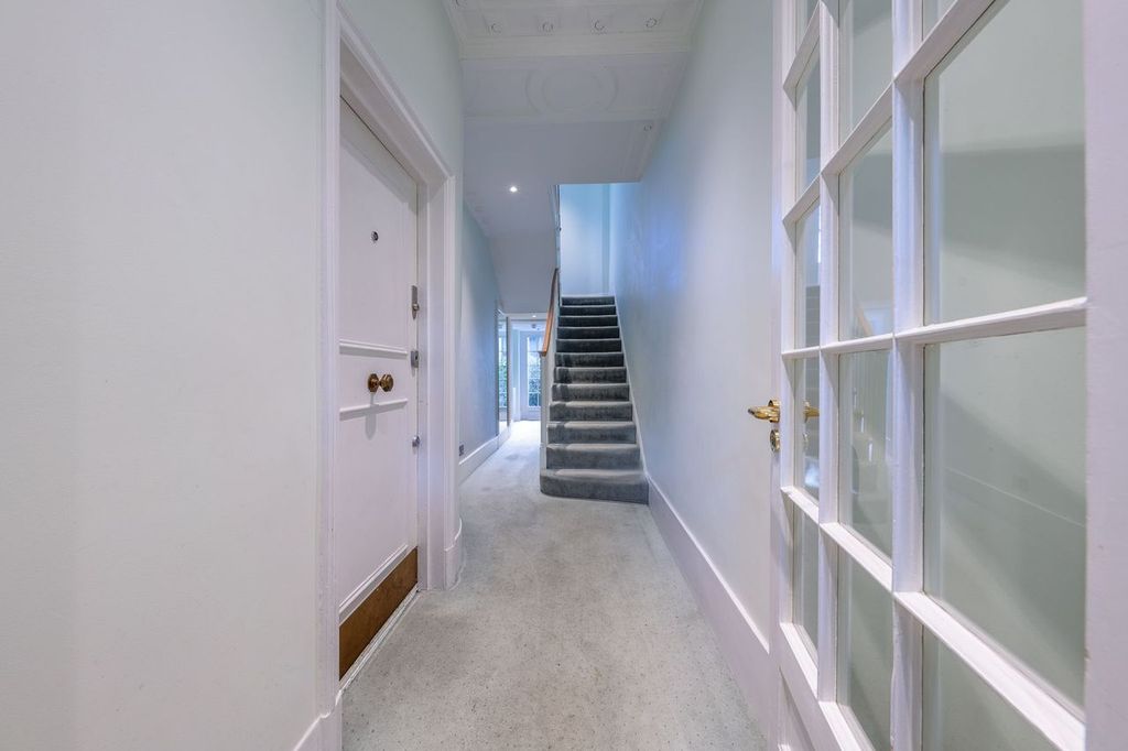 Property photo 1 of 11 Hallway