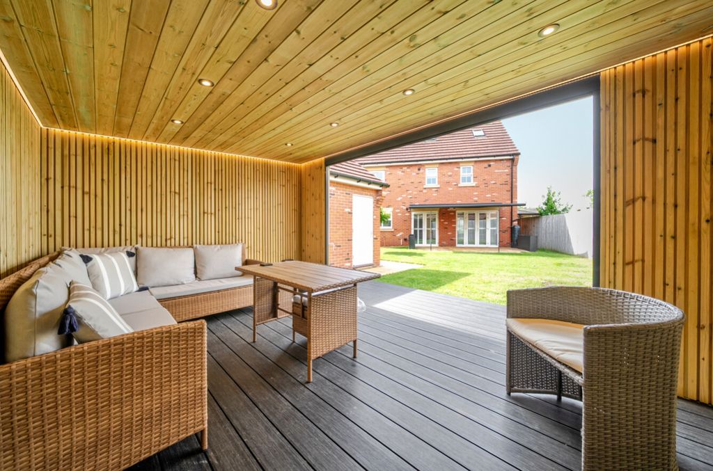 Property photo 2 of 32 Ewemove Harrogate Garden Room