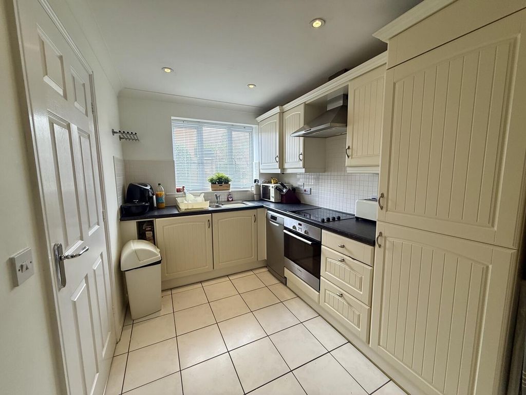 Property photo 3 of 8 Kitchen