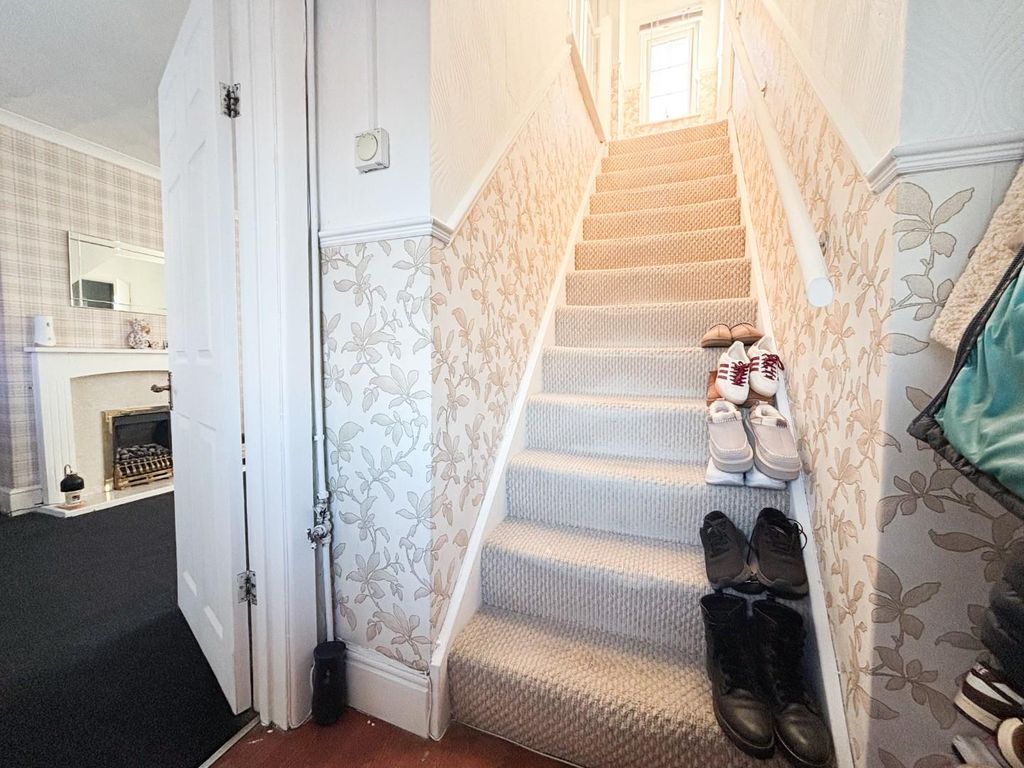 Property photo 3 of 18 Entrance Hall