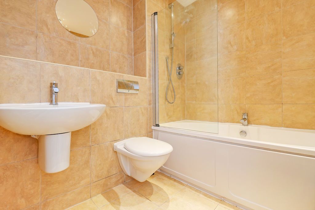 Property photo 3 of 10 Bathroom
