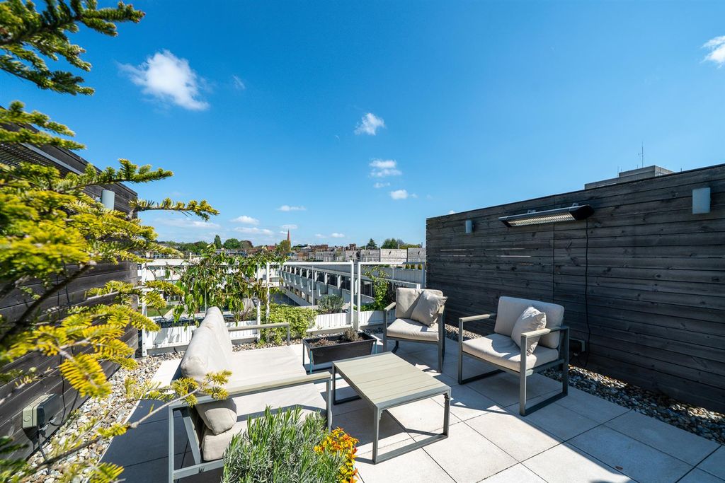 Property photo 3 of 33 Roof Terrace