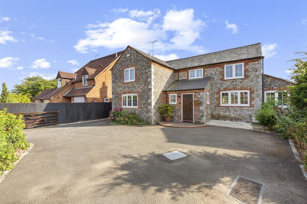 Property photo 1 of 16 9 Main Rd, Hp14 4Qd-14.Jpg