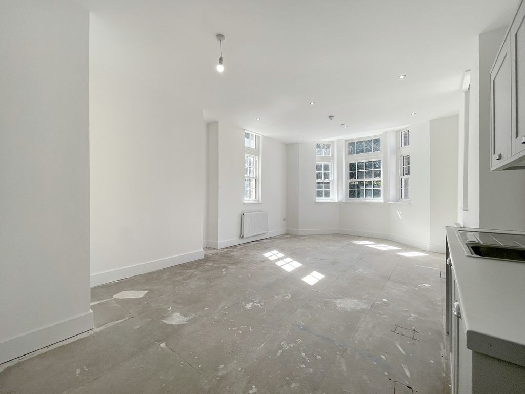 Property photo 3 of 10 Kitchen-Lounge