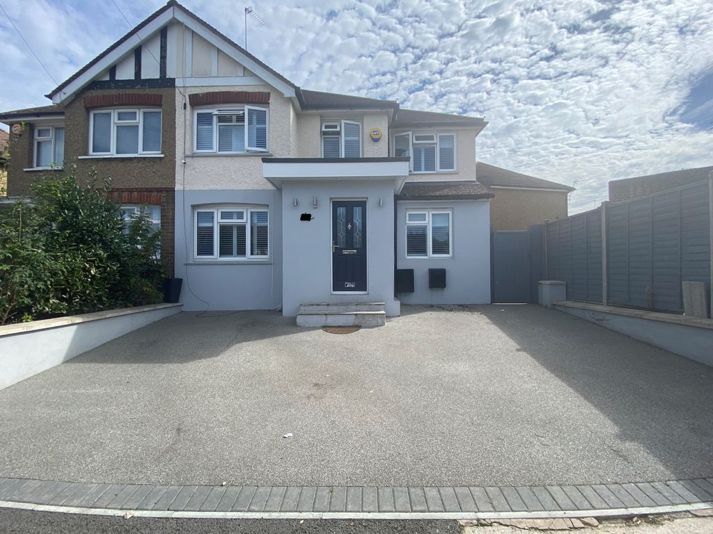 Property photo 1 of 12 5 Bed Semi-Detached House To Rent Snowden Avenue, Hillingdon Ub10