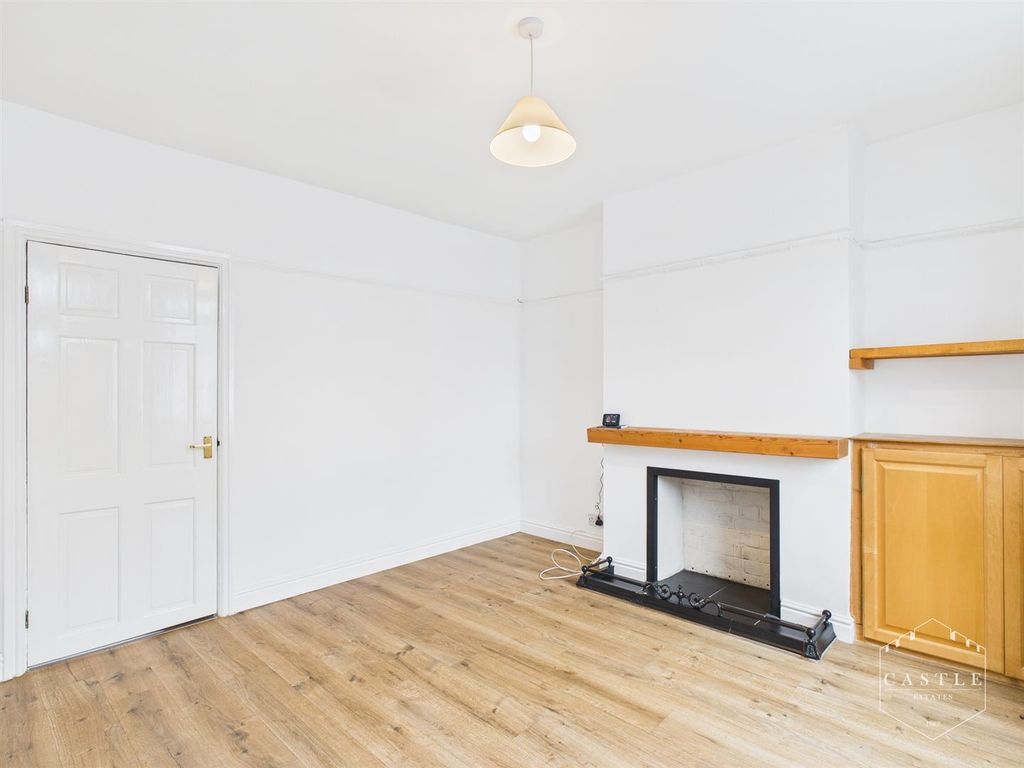 Property photo 3 of 14 Lounge